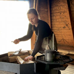 Kuvassa opetan tulentekoa.