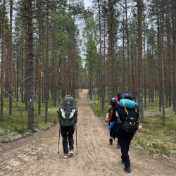 Neulevaeltajia Rokuan leveällä polulla.